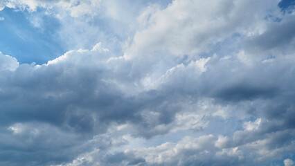 Fototapeta premium 夏の夕方の空の積雲の様子