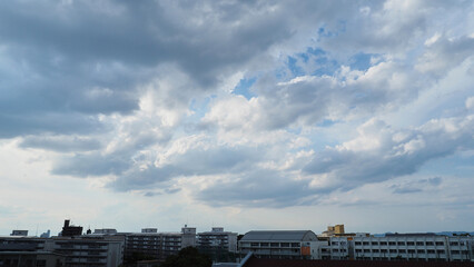夏の夕方の空の積雲と日本の街並みの風景