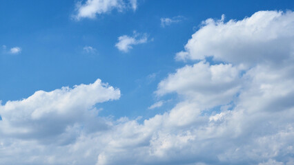 Obraz premium 夏の夕方の空の積雲の様子