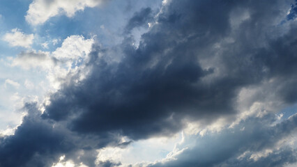 Obraz premium 夏の夕方の空の積雲の様子