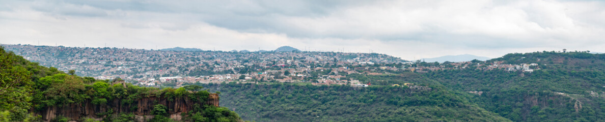 ciudad sobre barranca de huentitan, panoramica, jalisco, montaña, cielo, nubes, naturaleza, madre tierra, valle, ciudad