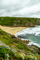 Eine kleine Entdeckungstour am Strand von Porthcurno Beach zum wunderschönen Minack Theatre  - Cornwall - Vereinigtes Königreich