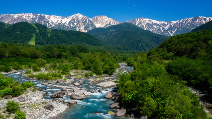 残雪の北アルプスと松川　長野県白馬村