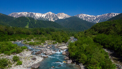 残雪の北アルプスと松川　長野県白馬村