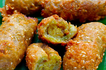 Deep-fried banana rolls with unripe rice grain