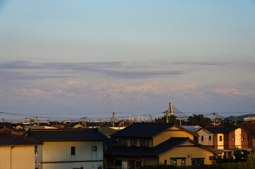 富山湾の向こうに冠雪した巨大で美しい立山連峰が見える。

日本国石川県七尾市能登島 - 2017年5月5日。
