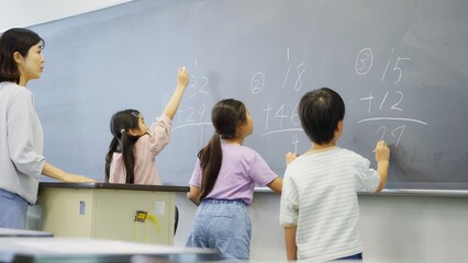 小学校授業シーン