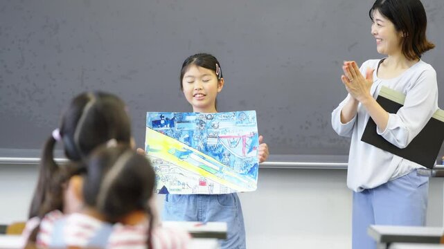 コンテスト入賞を祝う同級生