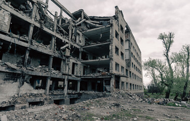 Fototapeta premium destroyed building in a city lost in the war in Ukraine