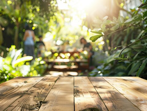 Sonniger Garten mit Picknicktisch