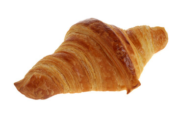 Croissant au beurre traditionnel français en gros plan sur fond blanc.