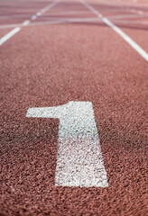 Numer jeden. Bieżnia lekkoatletyczna na stadionie. Zawody sportowe, olimpiada. © Blaszko