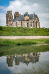 Obraz premium Distant view of the Cathedral of Toul with the river Moselle