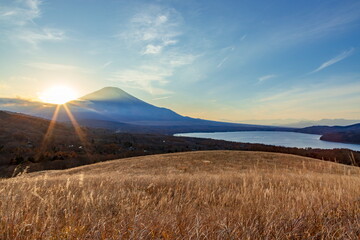 三国峠で眺める富士山と夕日　山梨県山中湖村にて