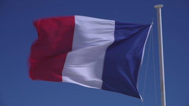 Franz&ouml;sische Nationalflagge weht in starkem Wind