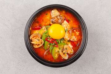 A stew made with soft tofu. Beat the eggs in the salted broth, add the meat and green onions, add...