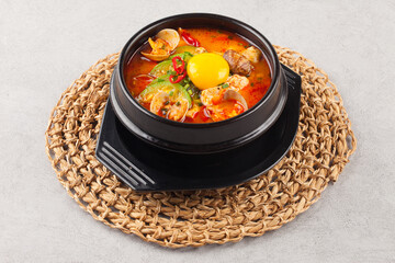 A stew made with soft tofu. Beat the eggs in the salted broth, add the meat and green onions, add pepper, add the soft tofu and boil.