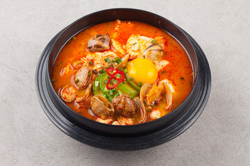 A stew made with soft tofu. Beat the eggs in the salted broth, add the meat and green onions, add pepper, add the soft tofu and boil.