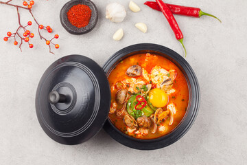 A stew made with soft tofu. Beat the eggs in the salted broth, add the meat and green onions, add pepper, add the soft tofu and boil.