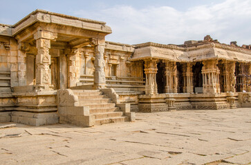 Obraz premium Vittala Temple, Ancient stone architecture, ornate monument, with intricate carvings inside, Hampi, Karnataka, India, Asia.