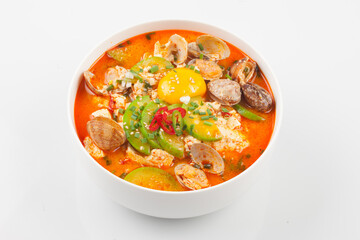 A stew made with soft tofu. Beat the eggs in the salted broth, add the meat and green onions, add pepper, add the soft tofu and boil.