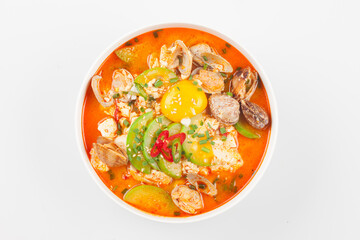 A stew made with soft tofu. Beat the eggs in the salted broth, add the meat and green onions, add pepper, add the soft tofu and boil.