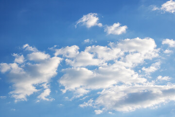 Fototapeta premium A serene scene of blue sky filled with white clouds