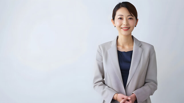 30代から40代の日本人女性がスーツを着ているポートレート