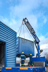 Container wird auf den LKW verladen