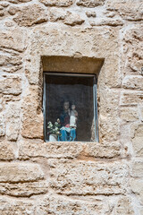 Fototapeta premium Heilige Maria und Jesus am Fenster