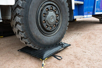 großer LKW wird mit Druckluft- Hebekissen angehoben