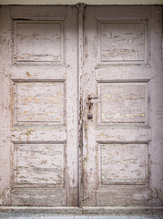alte Tür mit abblätternder Farbe