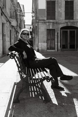 Frau in der Altstadt von Pollenca (Tramuntana, Mallorca)