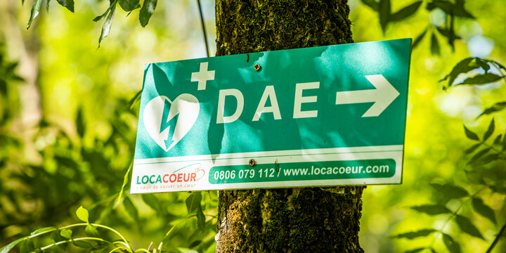 Locacoeur DAE "automated external defibrillator" French sign in Paris, France