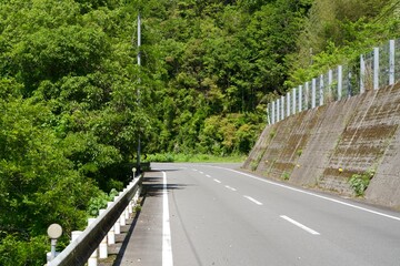 Scenery of the roadway along the Niyodo River in Kochi