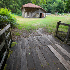 Pont de bois et maison des Landes