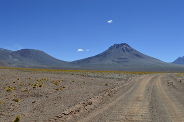 Estrada no deserto para o vulcão