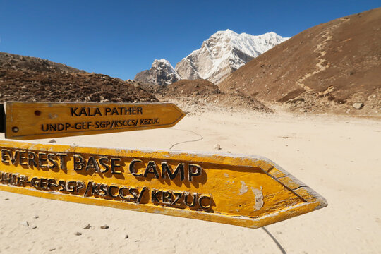 Signpost, guidepost, trail sign showing the directions to Mount Everest Base Camp and to Kala Patthar, Pather in front of the trail up to Kala Patthar, Pather, Mount Everest Base Camp Trek, EBC, Nepal