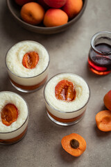 verrine ile flottante oeuf en neige mousse sur lit d'abricot rôti