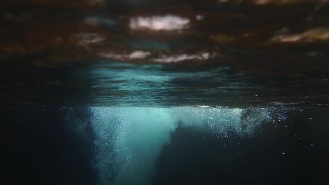 滝壺の水中映像　三重県大紀町　八重谷湧水下流