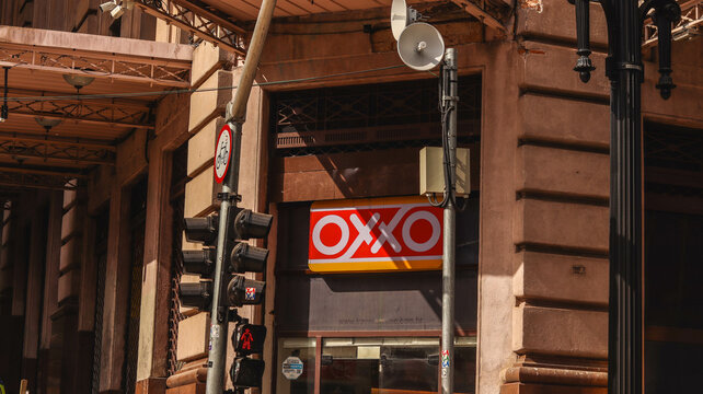 Loja rede de compras Oxxo. Foto feita em S&atilde;o Paulo, SP, Brasil em 06 Julho 2024