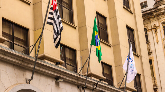 Bandeiras da cidade de S&atilde;o Paulo, do pa&iacute;s Brasil e da bolsa de valores B3. Foto tirada em S&atilde;o Paulo, SP, Brasil, em 6 de julho de 2024.