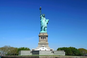 Fototapeta premium Statue of Liberty in New York at night - travel photography. Beautiful simple AI generated image in 4K, unique.