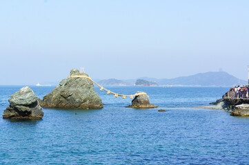 三重県の伊勢にある海に浮かぶ二見興玉神社の夫婦岩