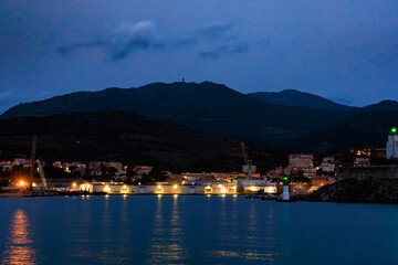Lumi&egrave;res du matin sur le port de Port Vendres, cote rocheuse des Pyr&eacute;n&eacute;es Orientales