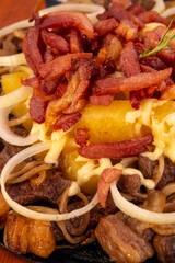 Porção de Iscas de Picanha na Lama - Carne, Cebola, Bacon, Aipim e Vinagrete