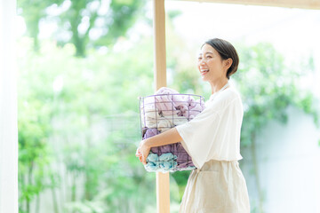 ランドリーバスケットを持つ女性