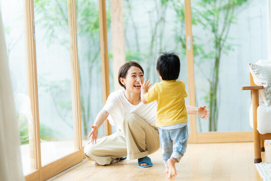 リビングでは走り回る元気な2歳の男の子