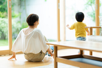 リビングでは走り回る元気な2歳の男の子