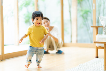 リビングでは走り回る元気な2歳の男の子
